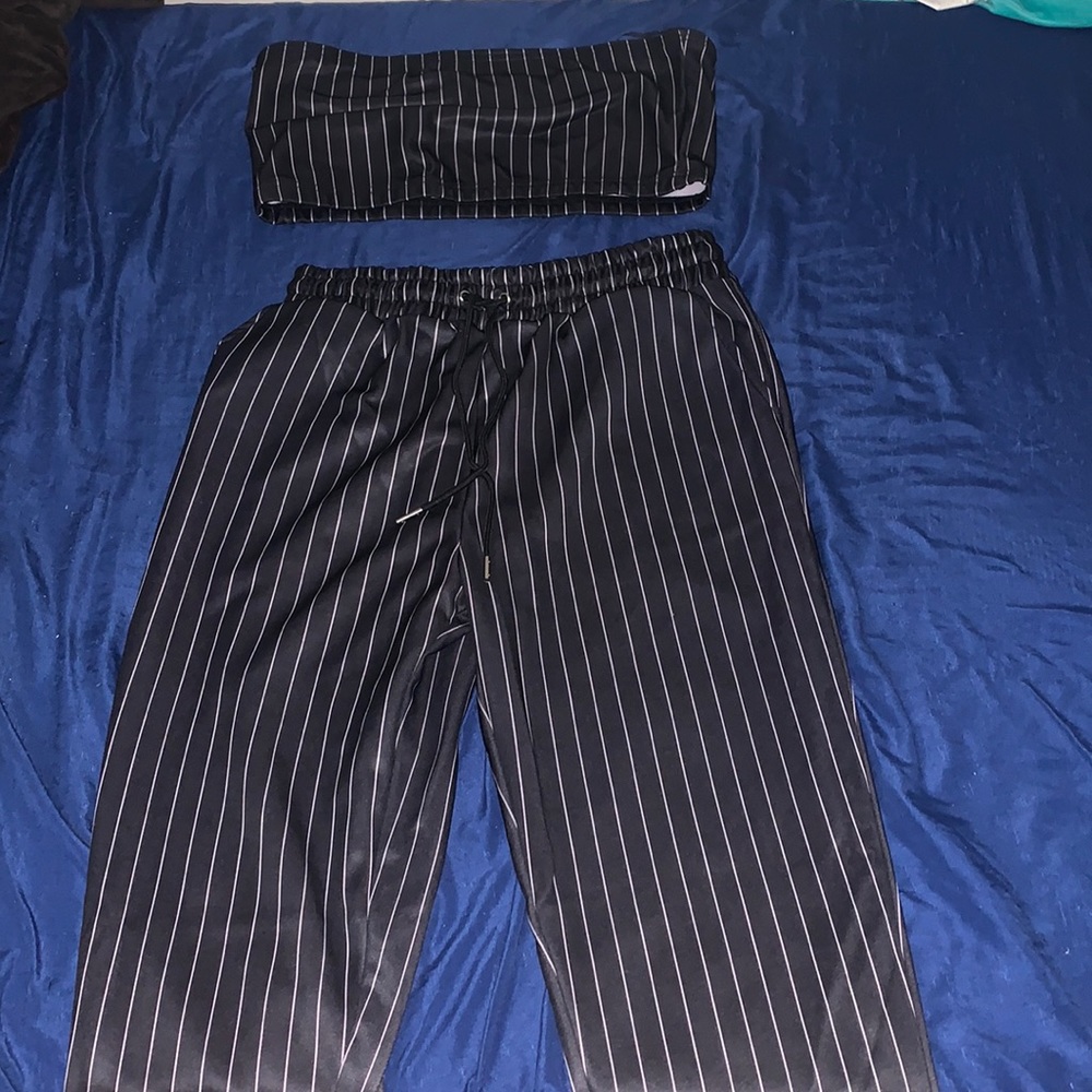 Set from store mandee! Used a couple times but very cute & causal!
